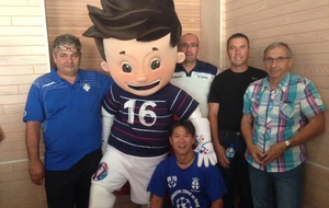 Serge, Chris, Jo, Gérard et Hien avec SUPER VICTOR, mascotte de l'Euro 2016 en FRANCE.
