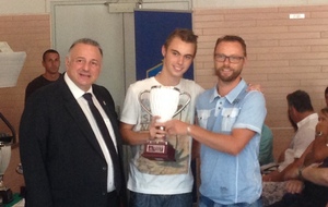 Hugo et Manu récupérant le trophée des U15 Champion Départemental remis par le président du District.